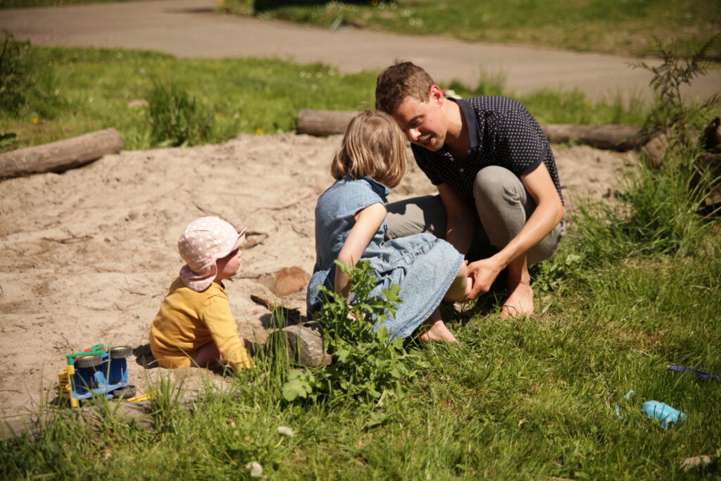zwei Kindern im Sandkasten